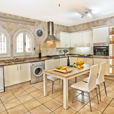 Tranquilla - Sea View With Pool - Walk To - Family And Pet Friendly Feriehus *